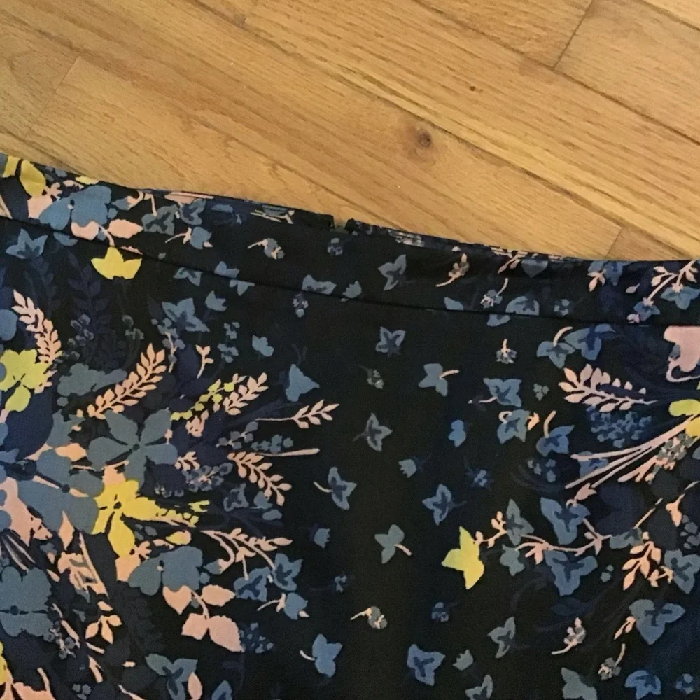 LIKE NEW LOFT COTTON NAVY FLORAL PENCIL SKIRT - LINED Mauve Gold Blue 8